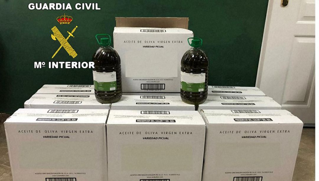 Aceite recuperado por la Guardia Civil. Aceite recuperado por la Guardia Civil.