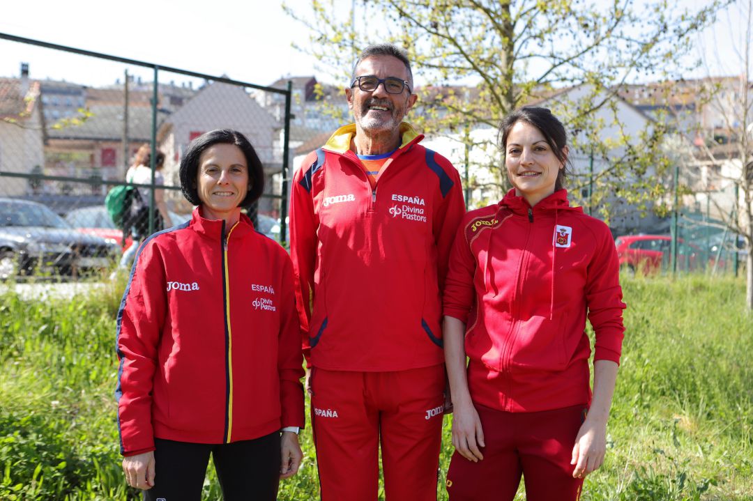 De izquierda a derecha, Luz Domínguez, Domingo Álvarez y Emma Valencia, tres atletas ourensanos en el campeonato del mundo máster en Polonia De izquierda a derecha, Luz Domínguez, Domingo Álvarez y Emma Valencia, tres atletas ourensanos en el campeonato del mundo máster en Polonia