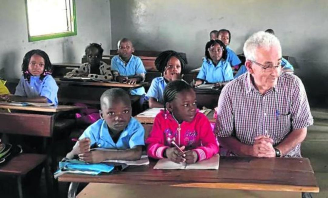 El sacerdote segoviano durante una de sus estancias en Mozambique El sacerdote segoviano durante una de sus estancias en Mozambique