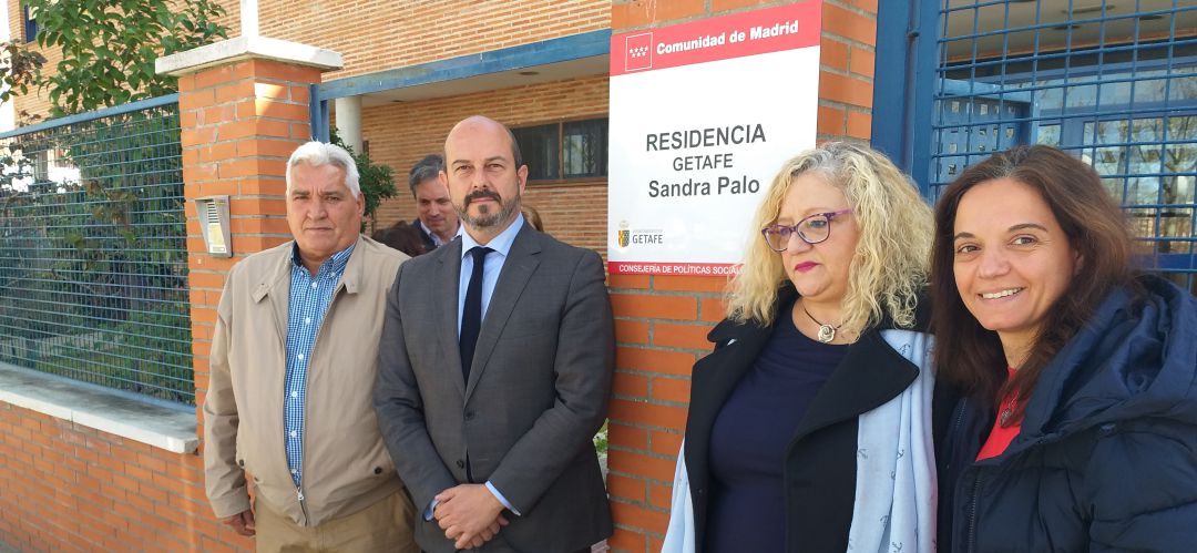 El vicepresidente regional, Pedro Rollán, junto con la alcaldesa, Sara Hernández, y los padres de Sandra Palo. El vicepresidente regional, Pedro Rollán, junto con la alcaldesa, Sara Hernández, y los padres de Sandra Palo.