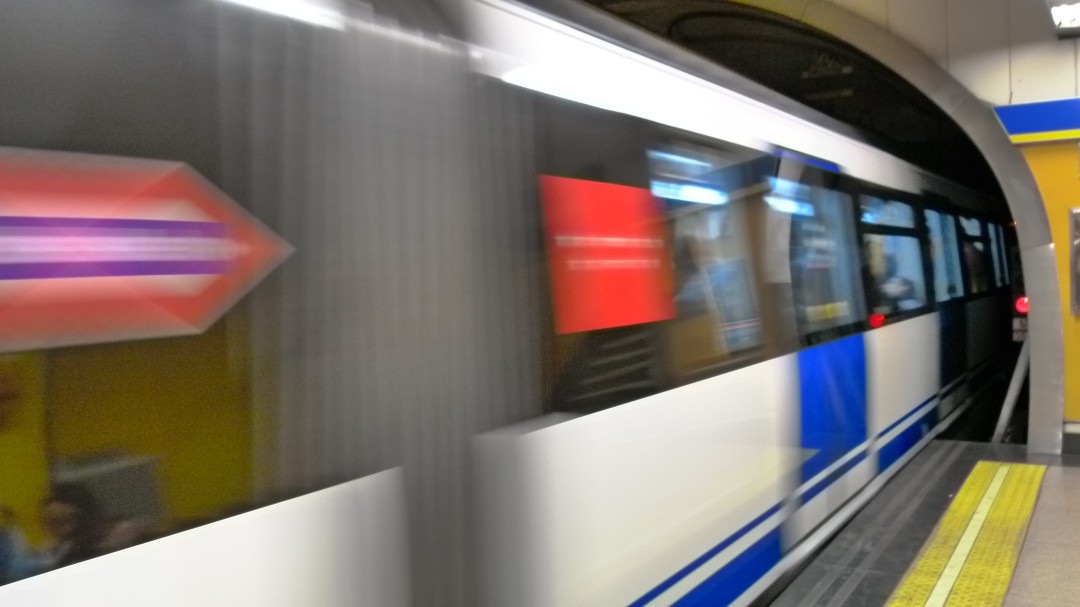 La bonita historia de una joven en el Metro que ha emocionado a las redes por su moraleja sobre la juventud
