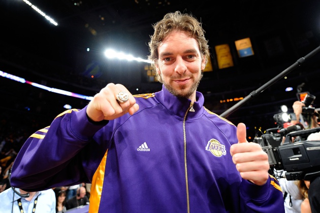 Pau Gasol posa en 2009 con su anillo de campeón de la NBA Pau Gasol posa en 2009 con su anillo de campeón de la NBA