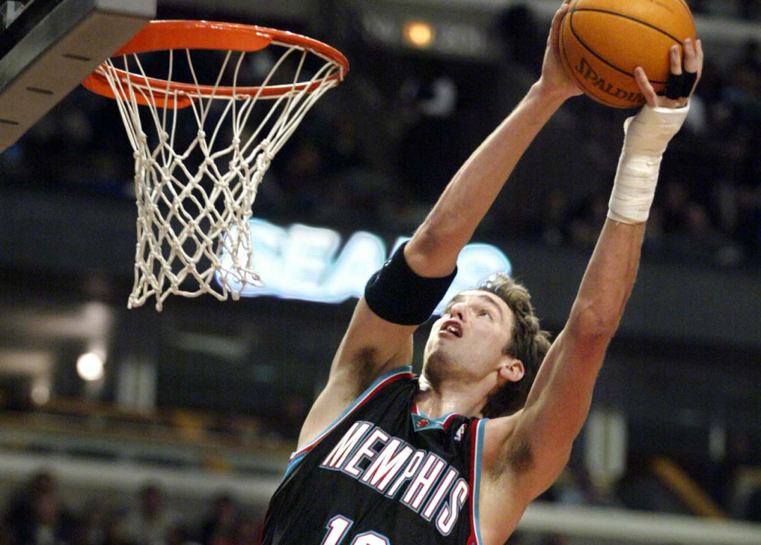 Pau Gasol durante un partido ante los Bulls en su segunda temporada en la NBA Pau Gasol durante un partido ante los Bulls en su segunda temporada en la NBA