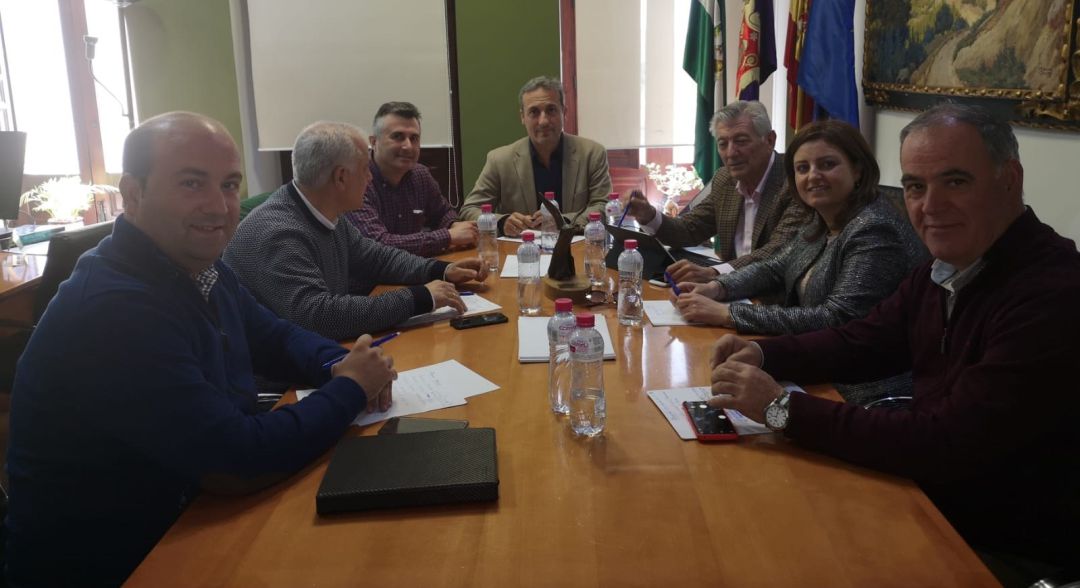 Los alcaldes de la zona se reunieron para exigir a la Junta que cumpla con los compromisos. Los alcaldes de la zona se reunieron para exigir a la Junta que cumpla con los compromisos.