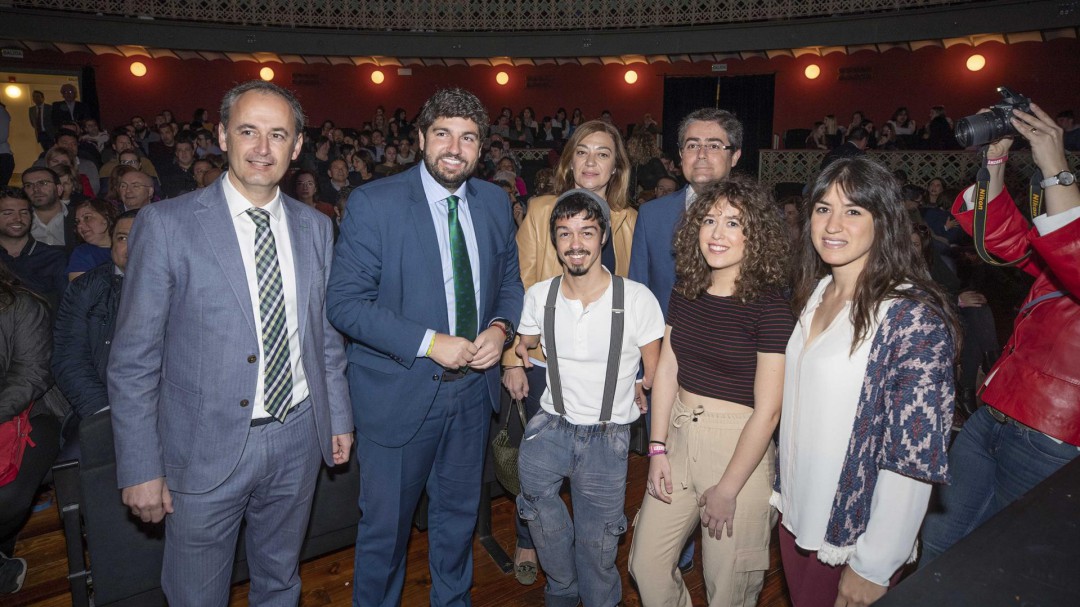 'Locas por vivir' y el SEF motivan a más de 850 personas a encontrar un empleo en la I Jornada 'Lánzate'
