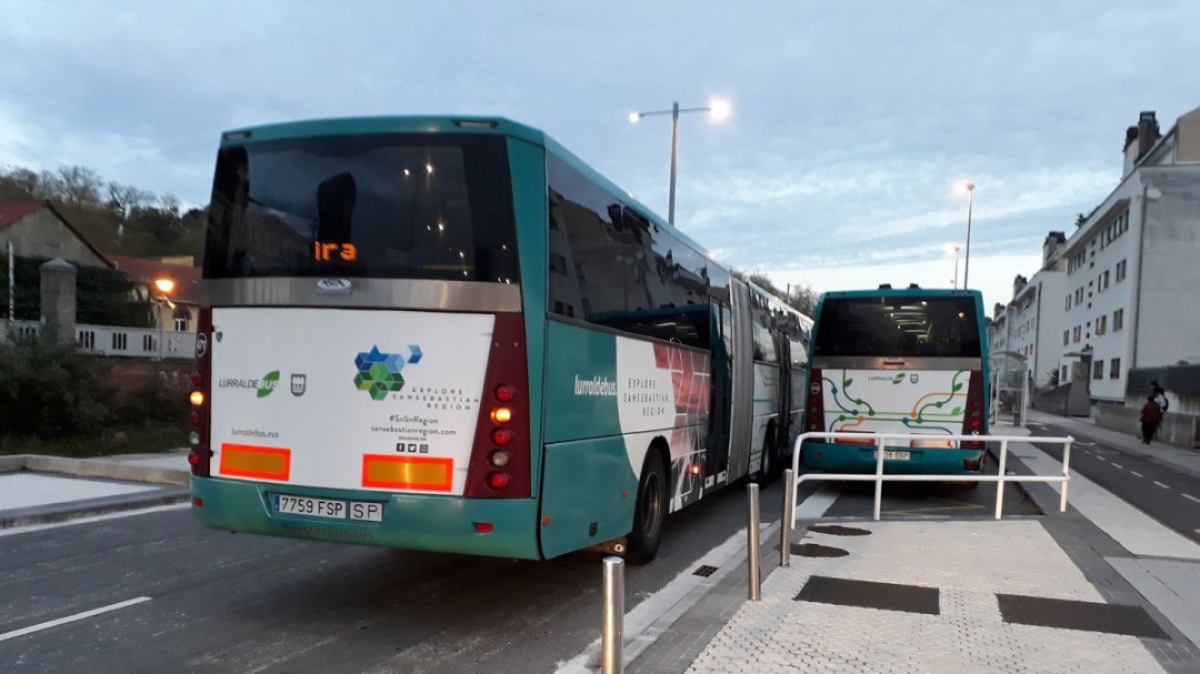 Multas a los conductores de Euskotren por parar más de dos minutos en Federico García Lorca