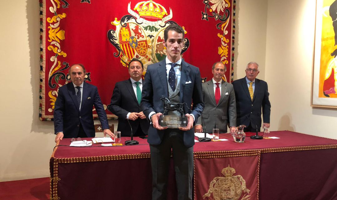 Pepe Moral posa para los medios tras recibir el premio del Aula Taurina de Sevilla por la Mejor Lección Torera de 2018 Pepe Moral posa para los medios tras recibir el premio del Aula Taurina de Sevilla por la Mejor Lección Torera de 2018