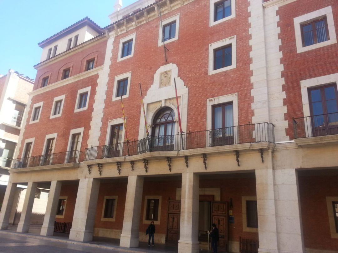 L'ajuntament de Tortosa retira la pancarta a favor dels presos independentistes L'ajuntament de Tortosa retira la pancarta a favor dels presos independentistes