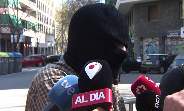 Joaquín Benítez hizo declaraciones a la prensa ocultando su cara con un pasamontañas. Joaquín Benítez hizo declaraciones a la prensa ocultando su cara con un pasamontañas.