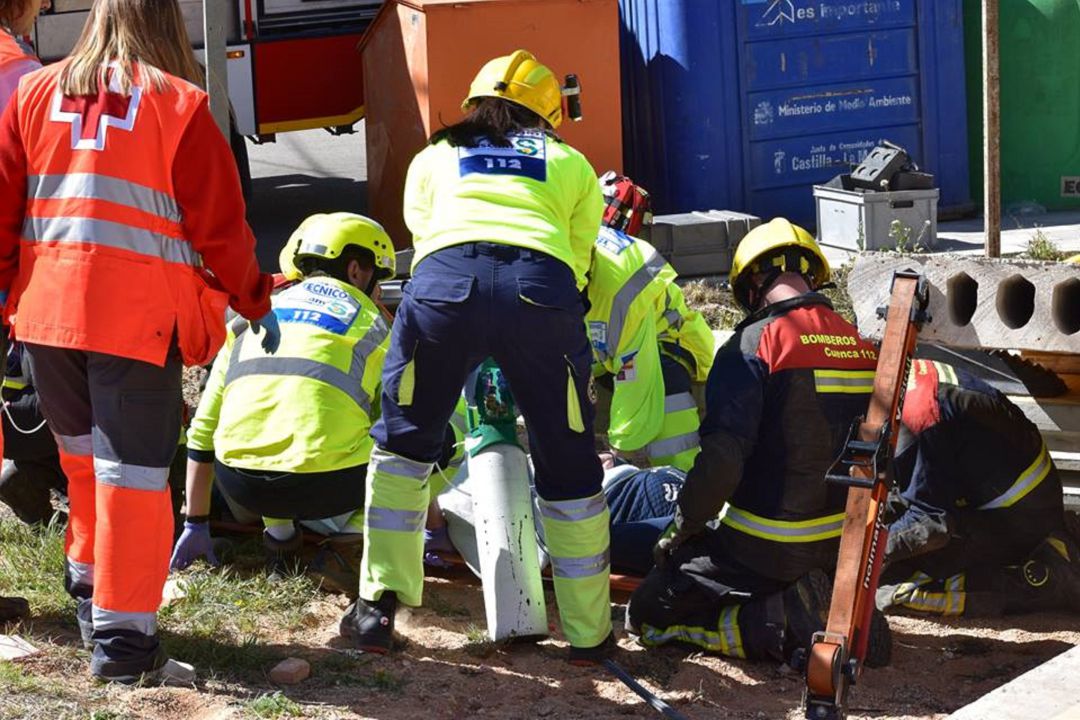 Miembros de bomberos, emergencias y Cruz Roja atienden a un herido durante el simulacro de inundación. Miembros de bomberos, emergencias y Cruz Roja atienden a un herido durante el simulacro de inundación.