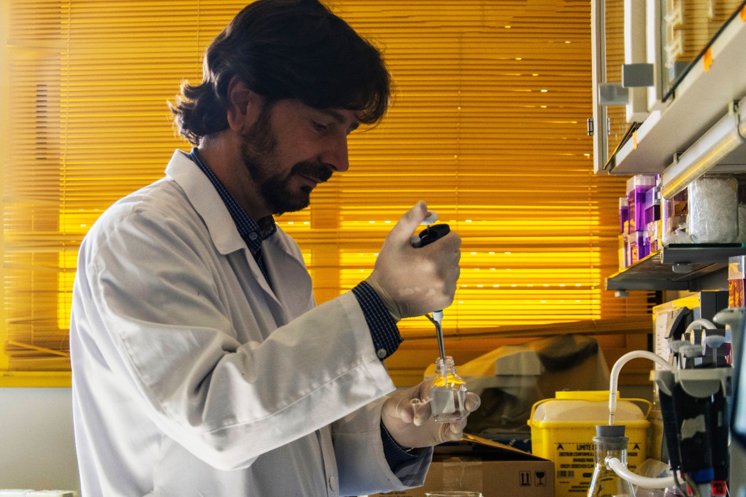 El profesor Mauriz en el laboratorio El profesor Mauriz en el laboratorio