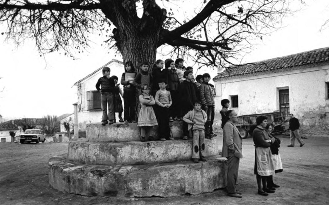 Niños en la plaza Mayor de Albalate de las Nogueras (Cuenca) en 1981. Niños en la plaza Mayor de Albalate de las Nogueras (Cuenca) en 1981.