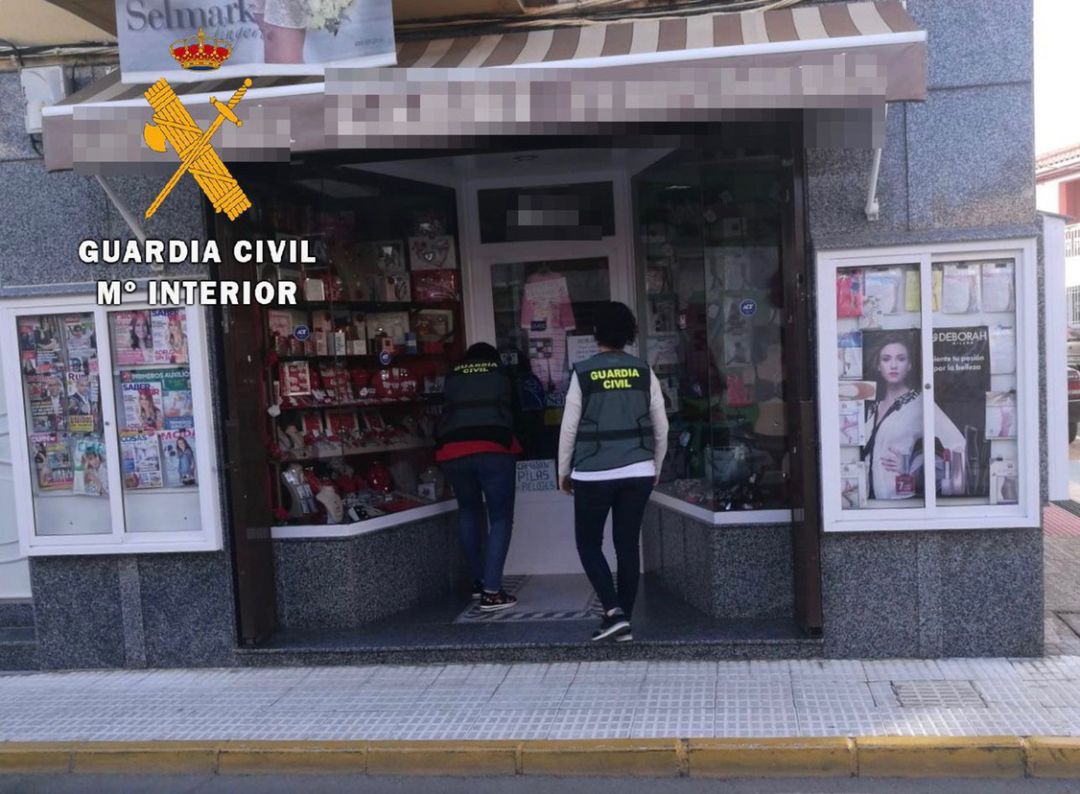 Agentes realizan inspección ocular ante el local donde se produjo el robo Agentes realizan inspección ocular ante el local donde se produjo el robo