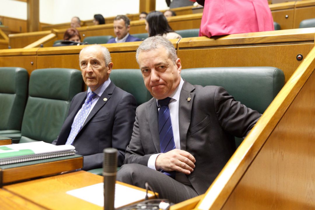 El lehendakari, Iñigo Urkullu (d), y el consejero de Gobernanza Pública y Autogobierno, Josu Erkoreka, al comienzo del pleno que celebra este jueves el Parlamento autonómico en Vitoria. El lehendakari, Iñigo Urkullu (d), y el consejero de Gobernanza Pública y Autogobierno, Josu Erkoreka, al comienzo del pleno que celebra este jueves el Parlamento autonómico en Vitoria.