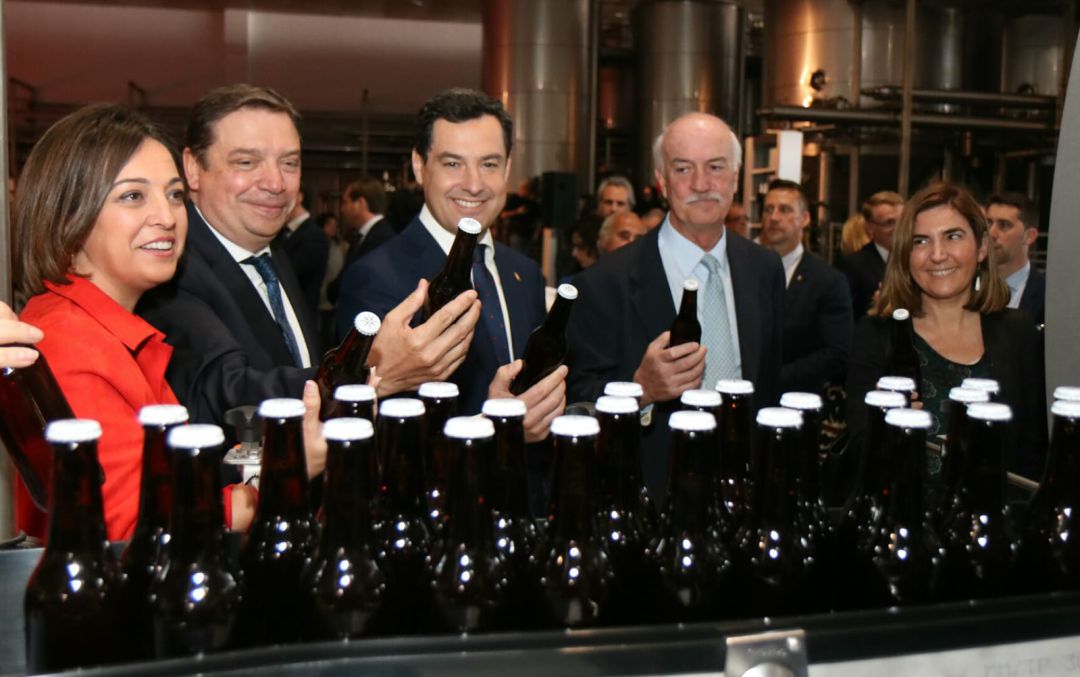 Isabel Ambrosio, Luis Planas, Juan Manuel Moreno, el director general de Maou en España, Alberto Rodríguez Torquero y la consejera de Empleo de la Junta, Rocío Blanco en las instalaciones del Brewhub de Mahou en Córdoba Isabel Ambrosio, Luis Planas, Juan Manuel Moreno, el director general de Maou en España, Alberto Rodríguez Torquero y la consejera de Empleo de la Junta, Rocío Blanco en las instalaciones del Brewhub de Mahou en Córdoba