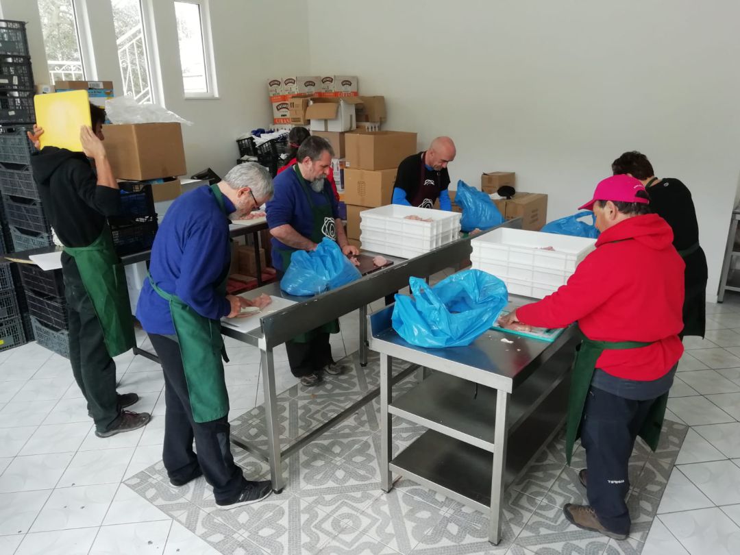 Voluntarios de Zaporeak preparan la comida en las inmediaciones del campo de refugiados de Lesbos Voluntarios de Zaporeak preparan la comida en las inmediaciones del campo de refugiados de Lesbos