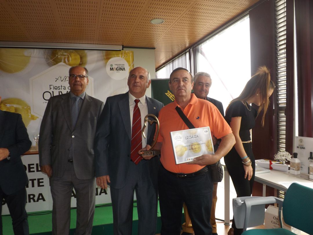 El presidente de la Cooperativa Santísimo Cristo de la Misericordia, en la recogida de unos de los reconocimientos Lechuza del CRDO Sierra Mágina El presidente de la Cooperativa Santísimo Cristo de la Misericordia, en la recogida de unos de los reconocimientos Lechuza del CRDO Sierra Mágina