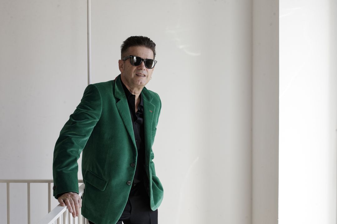Santiago Auseron en una fotografía promocional en 2018 Santiago Auseron en una fotografía promocional en 2018