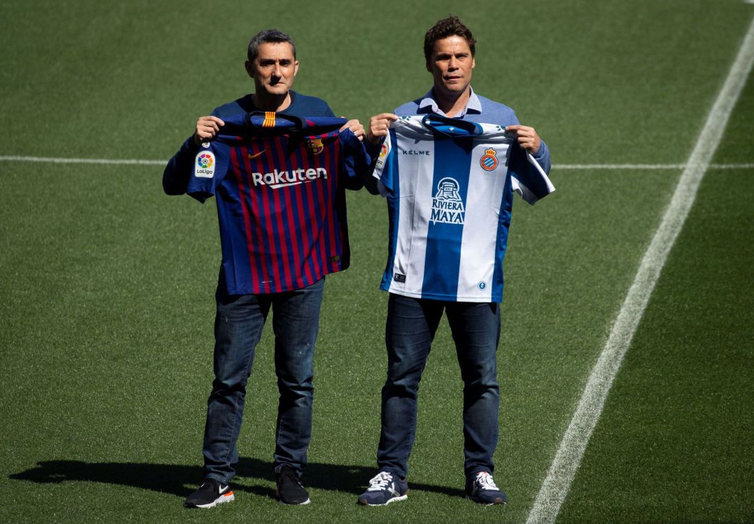 Rubi y Valverde posaron juntos sobre el verde del Camp Nou el día antes del derbi Rubi y Valverde posaron juntos sobre el verde del Camp Nou el día antes del derbi