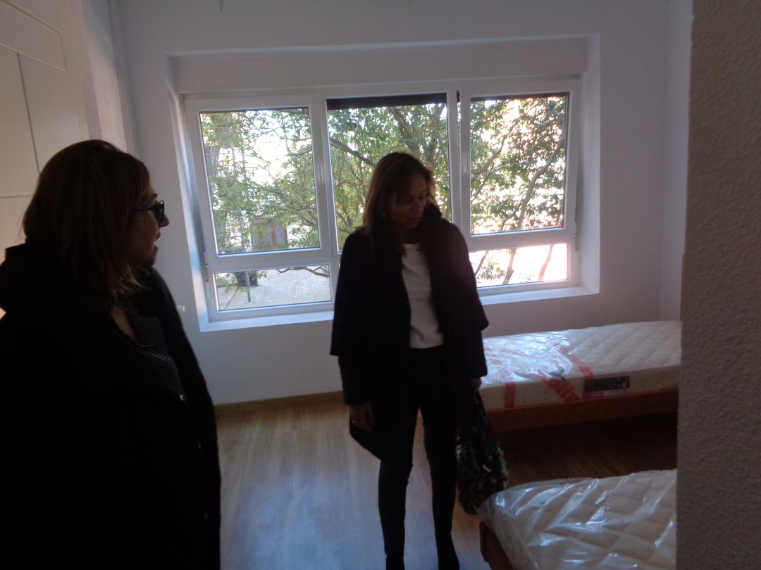 Raquel González, alcaldesa, y María Ángeles Marín, edil de Juventud, en una reciente visita al albergue Raquel González, alcaldesa, y María Ángeles Marín, edil de Juventud, en una reciente visita al albergue
