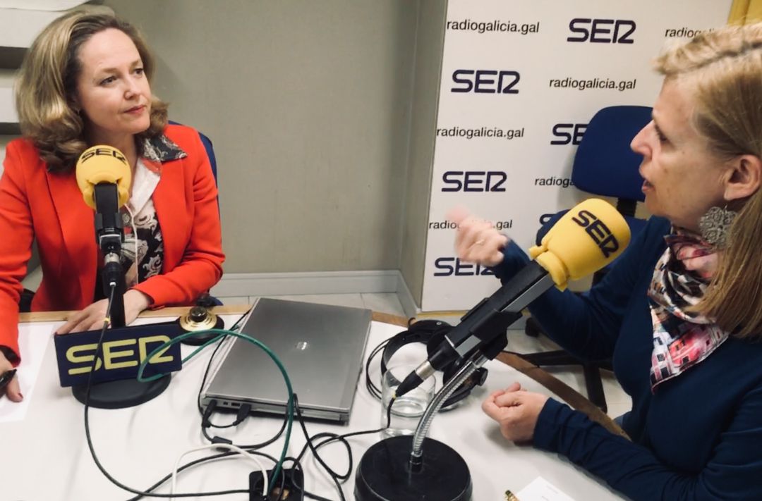 La ministra de economía, Nadia Calviño, con Aida Pena en los estudios de Radio Galicia. La ministra de economía, Nadia Calviño, con Aida Pena en los estudios de Radio Galicia.