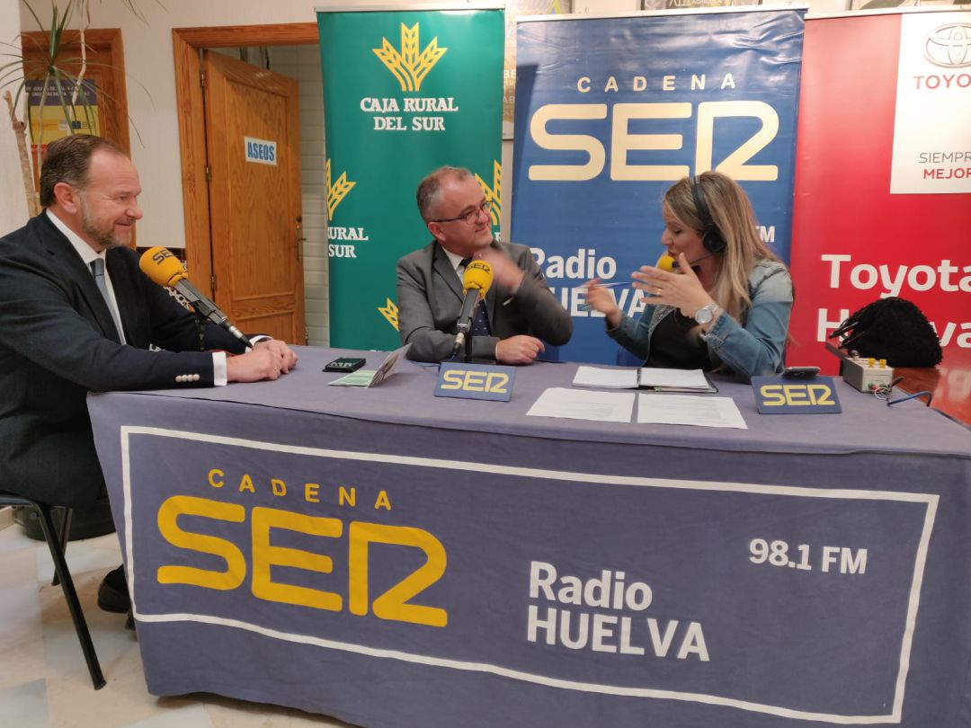 De izquierda a derecha: José Luis García Palacios presidente de la Fundación Caja Rural del Sur y de la FOE, Diego Lorenzo Becerril alcalde de Beas y Ana Gil periodista De izquierda a derecha: José Luis García Palacios presidente de la Fundación Caja Rural del Sur y de la FOE, Diego Lorenzo Becerril alcalde de Beas y Ana Gil periodista