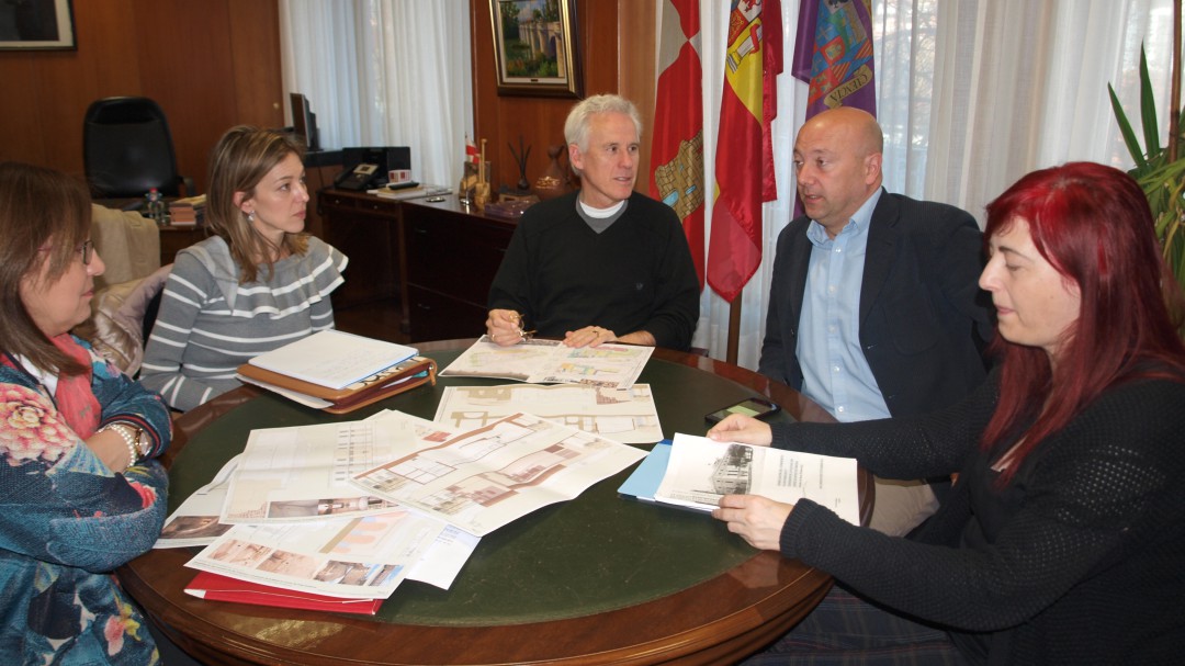 Paredes de Nava presenta a la Junta su proyecto de centro de artes escénicas