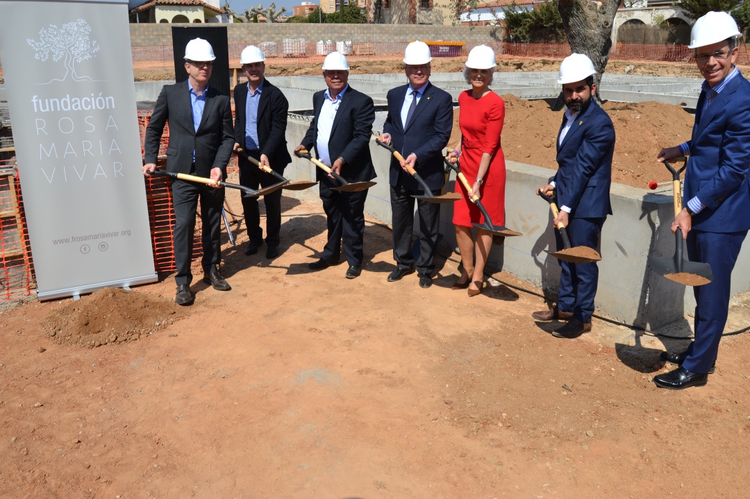 Moment de la col·locació de l'olivera centenària que actua com a primera pedra del nou centre. Moment de la col·locació de l'olivera centenària que actua com a primera pedra del nou centre.