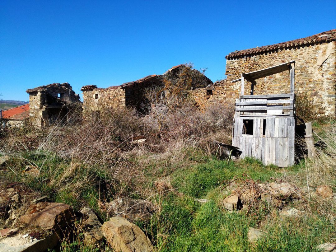 GRAF1812. SORIA 29-03-2019.- Vista del pueblo castellano de Sarnago, que pertenece a la comarca de Tierras Altas, en la provincia de Soria. Cuando en 1525 Sarnago era el principal exportador de lana a Europa, poco podrían imaginar sus habitantes que hoy solo el aire frío de la sierra recorrería esas calles entonces repletas de vida. En aquella época, cuando más de tres millones de ovejas pastaban en los alrededores de Sarnago, la despoblación era un concepto muy lejano y nada parecía augurar el final de un pueblo que en el año 1976 perdió al último de sus moradores. EFE Alida Juliani GRAF1812. SORIA 29-03-2019.- Vista del pueblo castellano de Sarnago, que pertenece a la comarca de Tierras Altas, en la provincia de Soria. Cuando en 1525 Sarnago era el principal exportador de lana a Europa, poco podrían imaginar sus habitantes que hoy solo el aire frío de la sierra recorrería esas calles entonces repletas de vida. En aquella época, cuando más de tres millones de ovejas pastaban en los alrededores de Sarnago, la despoblación era un concepto muy lejano y nada parecía augurar el final de un pueblo que en el año 1976 perdió al último de sus moradores. EFE Alida Juliani