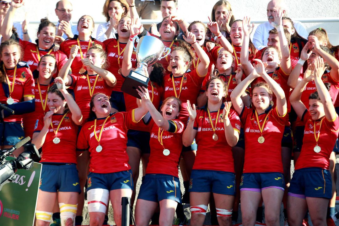 Las jugadoras levantan el trofeo Las jugadoras levantan el trofeo