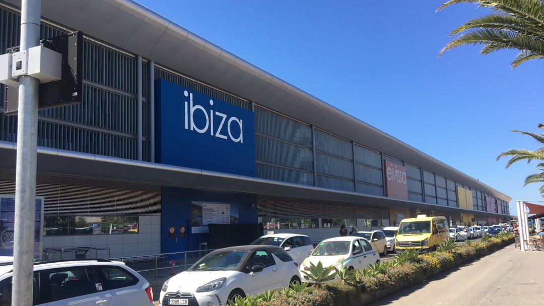 El aeropuerto de Ibiza se suma a la "Hora del Planeta"