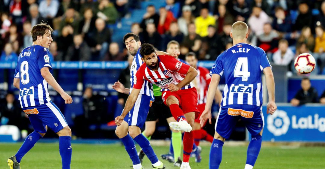 Diego Costa remata a puerta ante el Alavés Diego Costa remata a puerta ante el Alavés