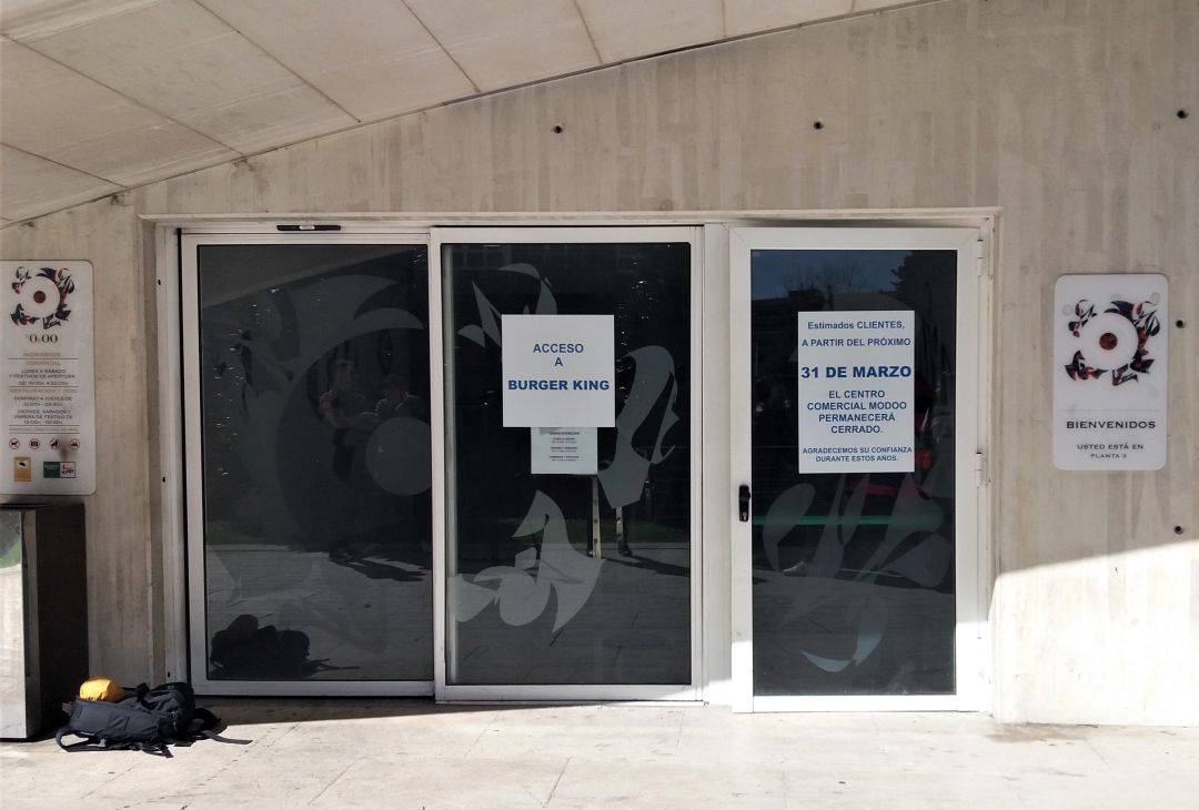 El acceso lateral del edificio Calatrava que alberga el Centro Comercial Modoo, cerrado desde ayer, se ha abierto, como único acceso al Burger King del Centro Comercial tras más de año y medio clausurado por motivos de seguridad. El acceso lateral del edificio Calatrava que alberga el Centro Comercial Modoo, cerrado desde ayer, se ha abierto, como único acceso al Burger King del Centro Comercial tras más de año y medio clausurado por motivos de seguridad.