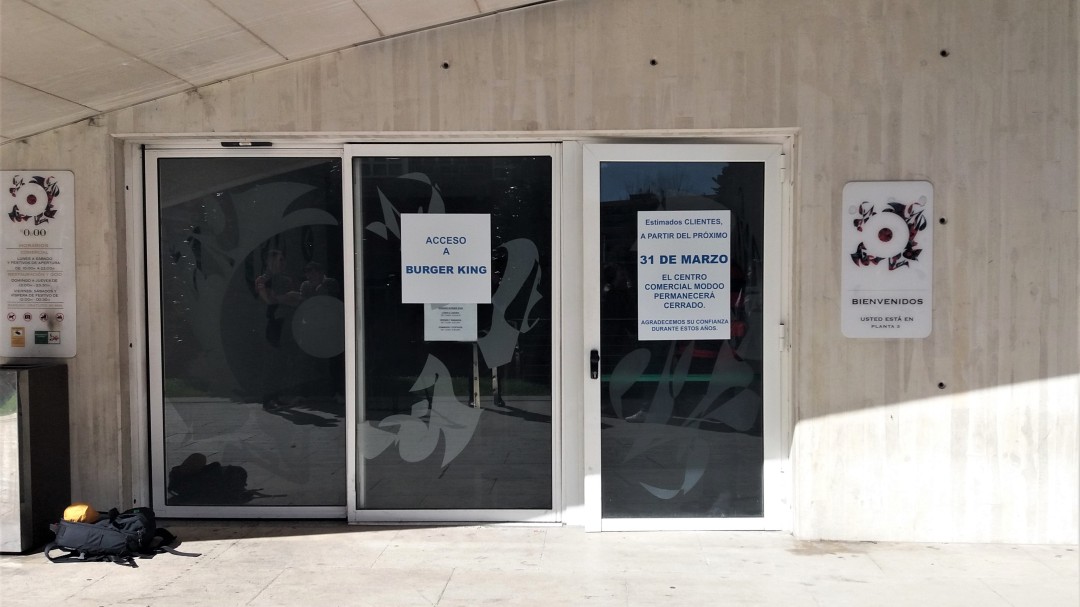 Los clientes del Burger King del Calatrava entran por una puerta de emergencia