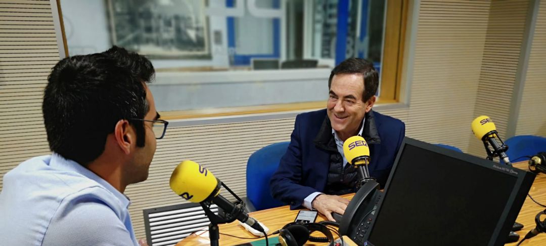Entrevista al exministro José Bono, en los estudios de Radio Club Tenerife - Cadena SER, durante la entrevista con Miguel Ángel Rodríguez Villar. Entrevista al exministro José Bono, en los estudios de Radio Club Tenerife - Cadena SER, durante la entrevista con Miguel Ángel Rodríguez Villar.