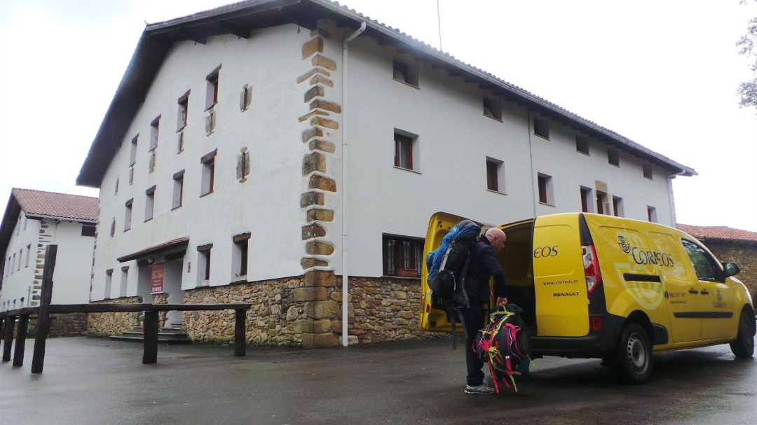 Correos reanuda en Gipuzkoa su servicio de transporte de mochilas y maletas de peregrinos