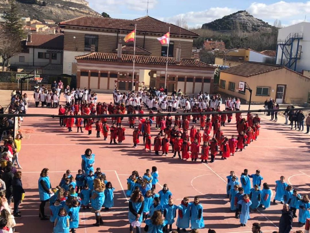 Alumnos durante la celebración del Día de la Paz Alumnos durante la celebración del Día de la Paz