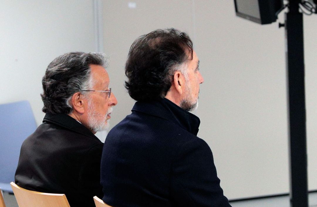 El exvicealcalde de Valencia Alfonso Grau (PP) (Izq, junto al empresario Urbano Catalán) es juzgado por los supuestos delitos de cohecho y blanqueo de capitales al aceptar supuestamente relojes de lujo como regalos de un empresario que resultó adjudicatario de varios contratos municipales El exvicealcalde de Valencia Alfonso Grau (PP) (Izq, junto al empresario Urbano Catalán) es juzgado por los supuestos delitos de cohecho y blanqueo de capitales al aceptar supuestamente relojes de lujo como regalos de un empresario que resultó adjudicatario de varios contratos municipales
