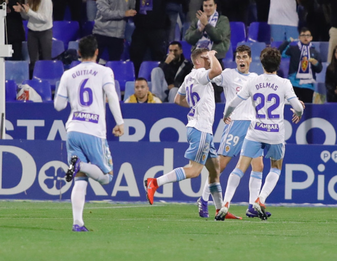 Pep Biel es fellicitado por sus compañeros, tras marcar el segundo gol del partido Pep Biel es fellicitado por sus compañeros, tras marcar el segundo gol del partido