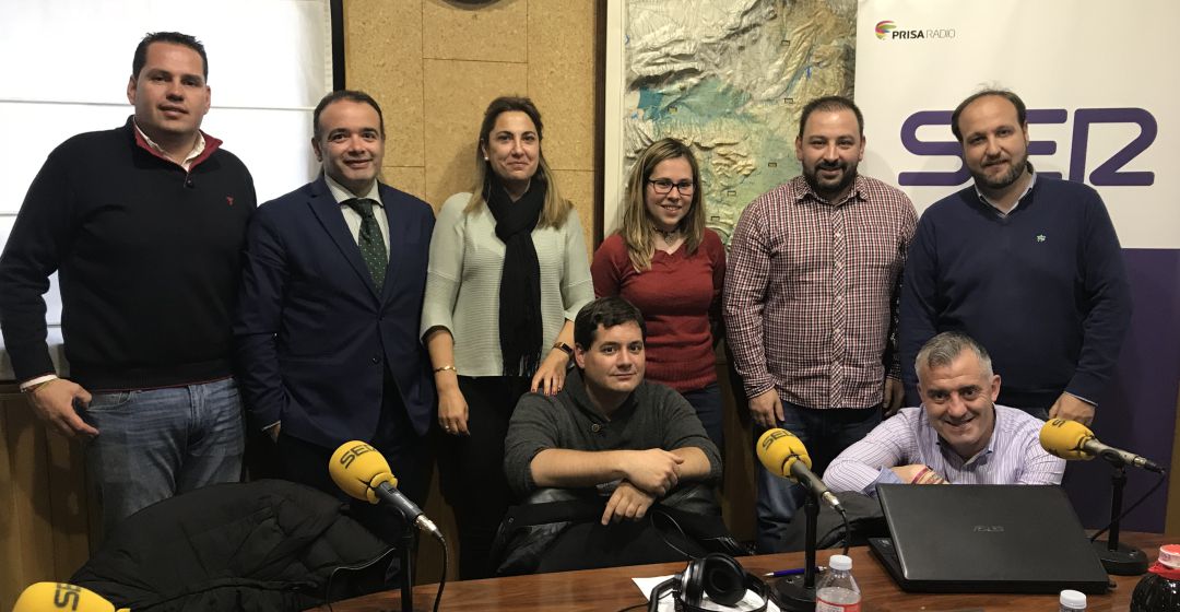 José Luis Llandres, Rodrigo Merchante, Eva Diez, Ignacio Blanco (abajo), Paula Vicente (subdirectora del programa), José Manuel Calzada, Gonzalo Sánchez y Charly Pontones (abajo), en el estudio central de SER Cuenca. José Luis Llandres, Rodrigo Merchante, Eva Diez, Ignacio Blanco (abajo), Paula Vicente (subdirectora del programa), José Manuel Calzada, Gonzalo Sánchez y Charly Pontones (abajo), en el estudio central de SER Cuenca.