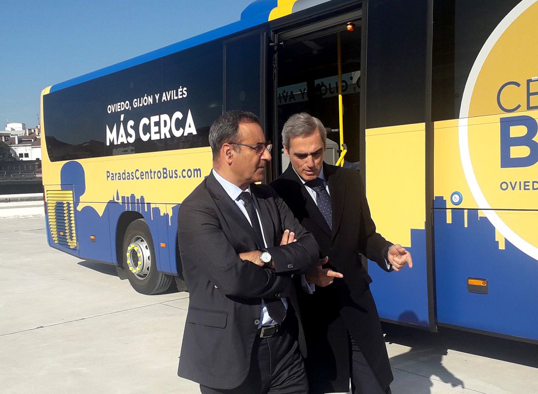 El consejero de Infraestructuras, Fernando Lastra junto al presidente de ALSA, Jacobo Cosmen El consejero de Infraestructuras, Fernando Lastra junto al presidente de ALSA, Jacobo Cosmen