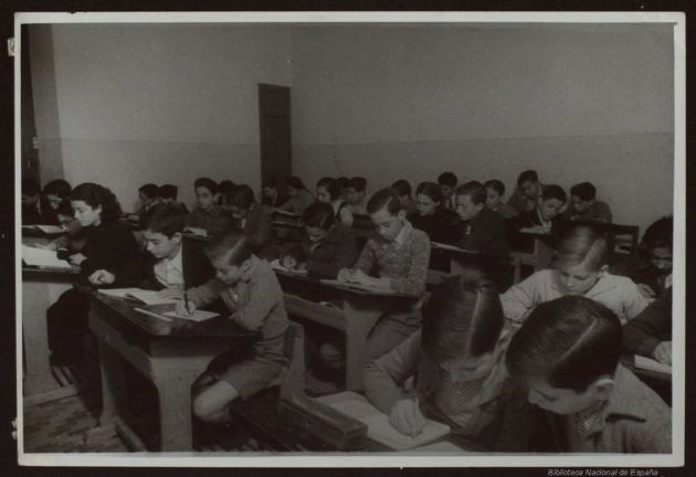 Niños en un aula. Foto España: Albero y Segovia (1936-1939). Niños en un aula. Foto España: Albero y Segovia (1936-1939).