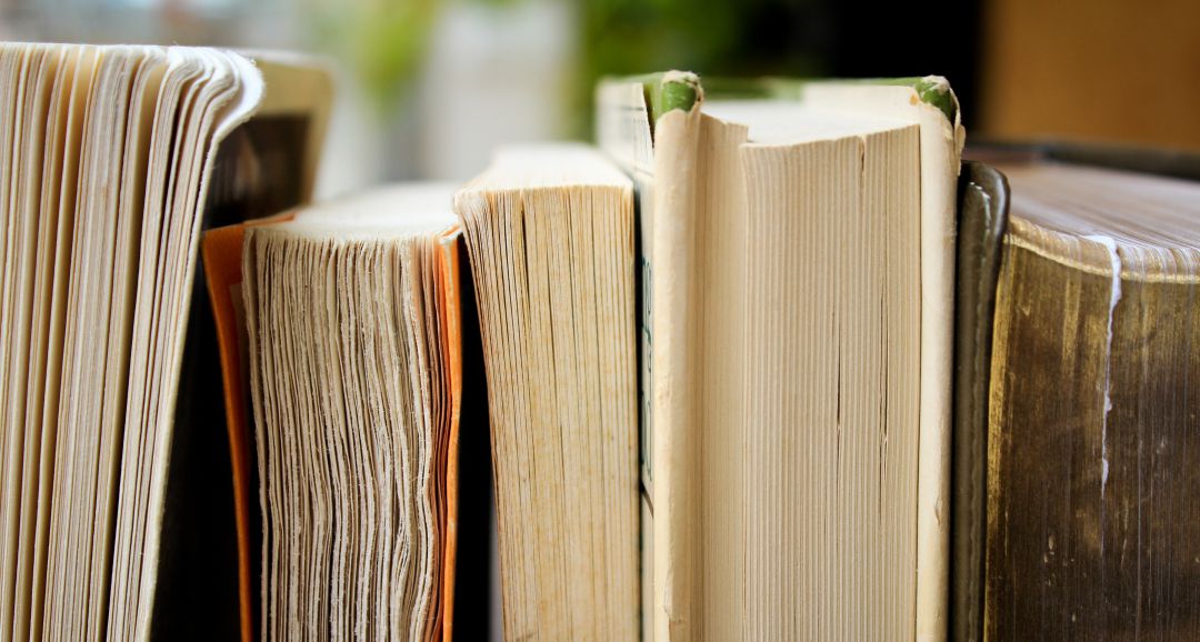 Varios libros colocados en una estantería. Varios libros colocados en una estantería.