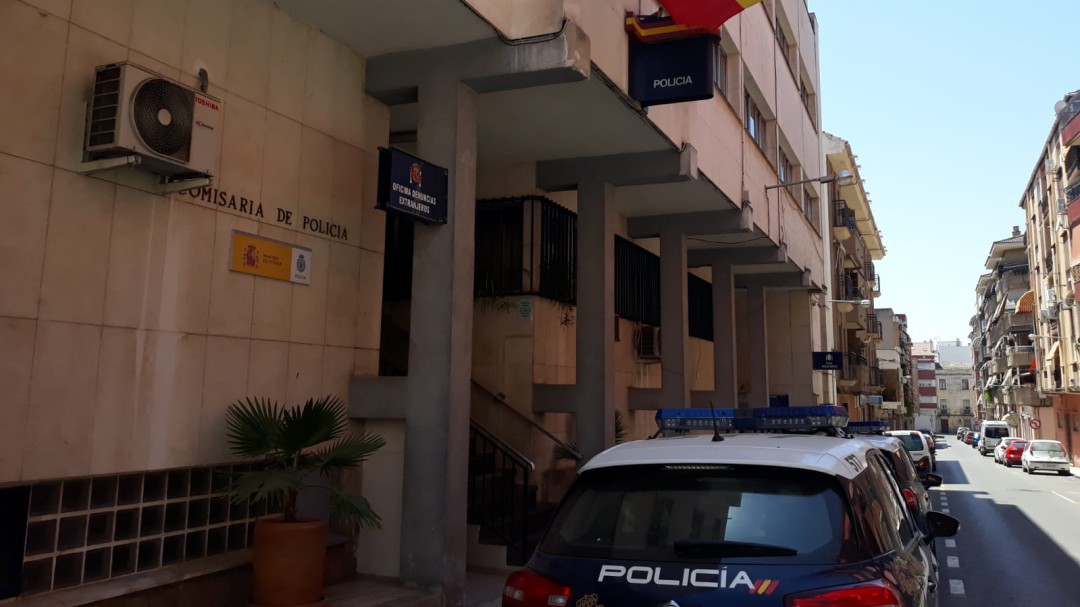 La Policía Nacional auxilia a una anciana de Linares tras caerse en el patio de su vivienda