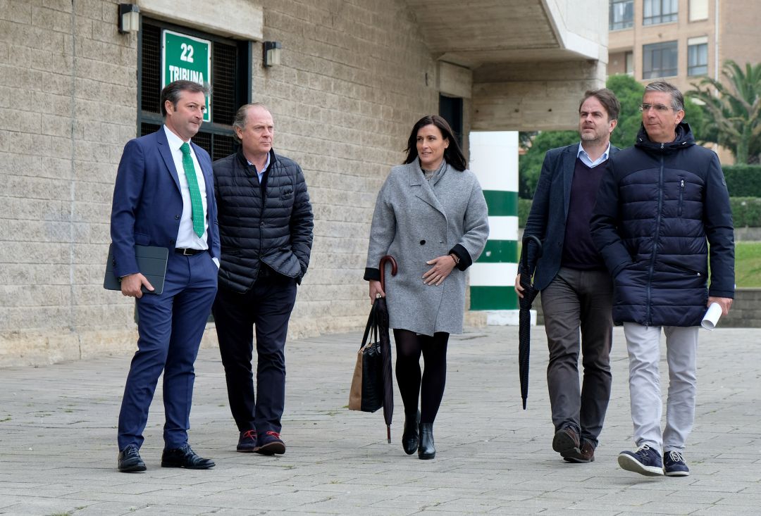 Alfredo Pérez, Ramiro Amorrortu, arquitecto municipal, Gema Igual, Roberto Bermúdez, de LaLiga, y César Díaz, concejal de obras. Alfredo Pérez, Ramiro Amorrortu, arquitecto municipal, Gema Igual, Roberto Bermúdez, de LaLiga, y César Díaz, concejal de obras.