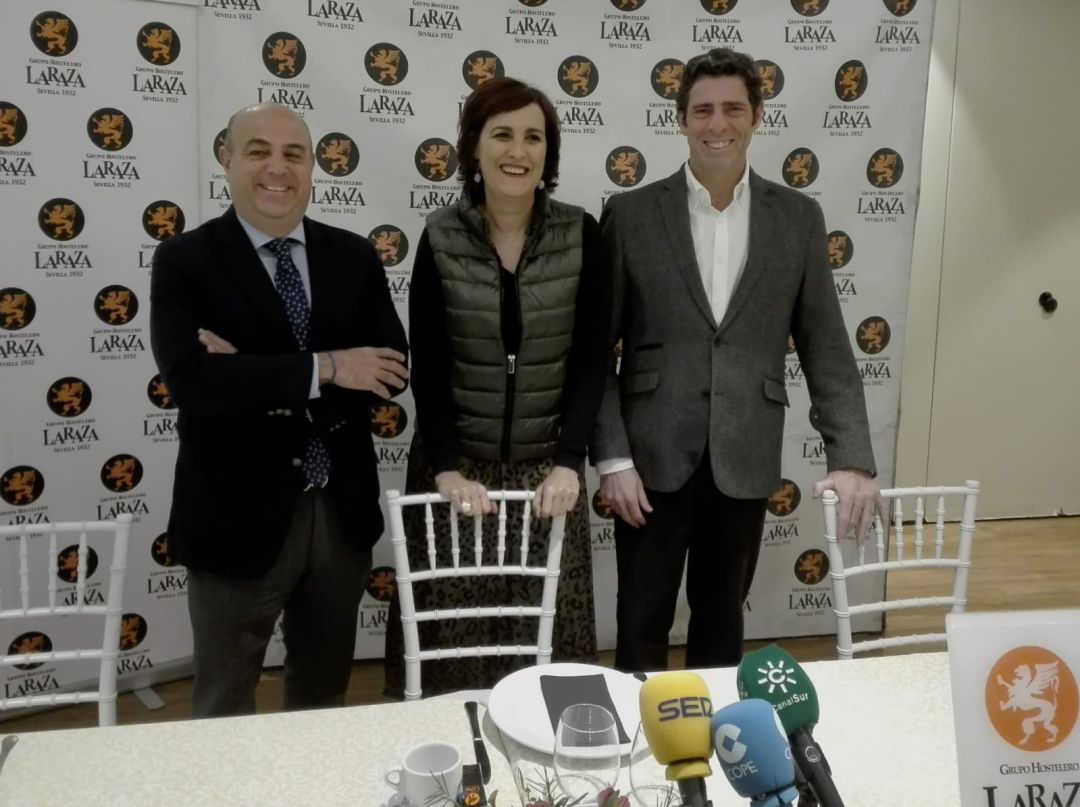 Charo Padilla, junto a los propietarios del Restaurante La Raza Charo Padilla, junto a los propietarios del Restaurante La Raza