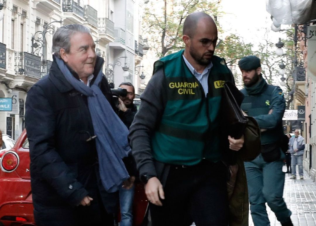 El abogado valenciano José María Corbín, cuñado de la fallecida exalcaldesa de València Rita Barberá, ha llegado a su despacho custodiado por agentes de la Unidad Central Operativa de la Guardia Civil para acompañarles en el registro, y lo ha hecho sonriente y levantando el pulgar a los periodistas. El abogado valenciano José María Corbín, cuñado de la fallecida exalcaldesa de València Rita Barberá, ha llegado a su despacho custodiado por agentes de la Unidad Central Operativa de la Guardia Civil para acompañarles en el registro, y lo ha hecho sonriente y levantando el pulgar a los periodistas.