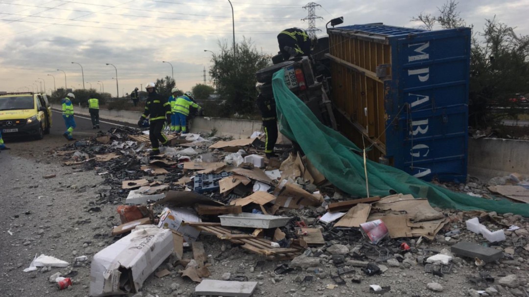 Vuelca un camión con escombros en la M-45 a la altura de Getafe