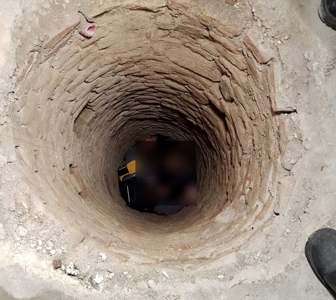 Interior del pozo al que cayó la víctima en un local de calle Álamos, en Málaga capital Interior del pozo al que cayó la víctima en un local de calle Álamos, en Málaga capital