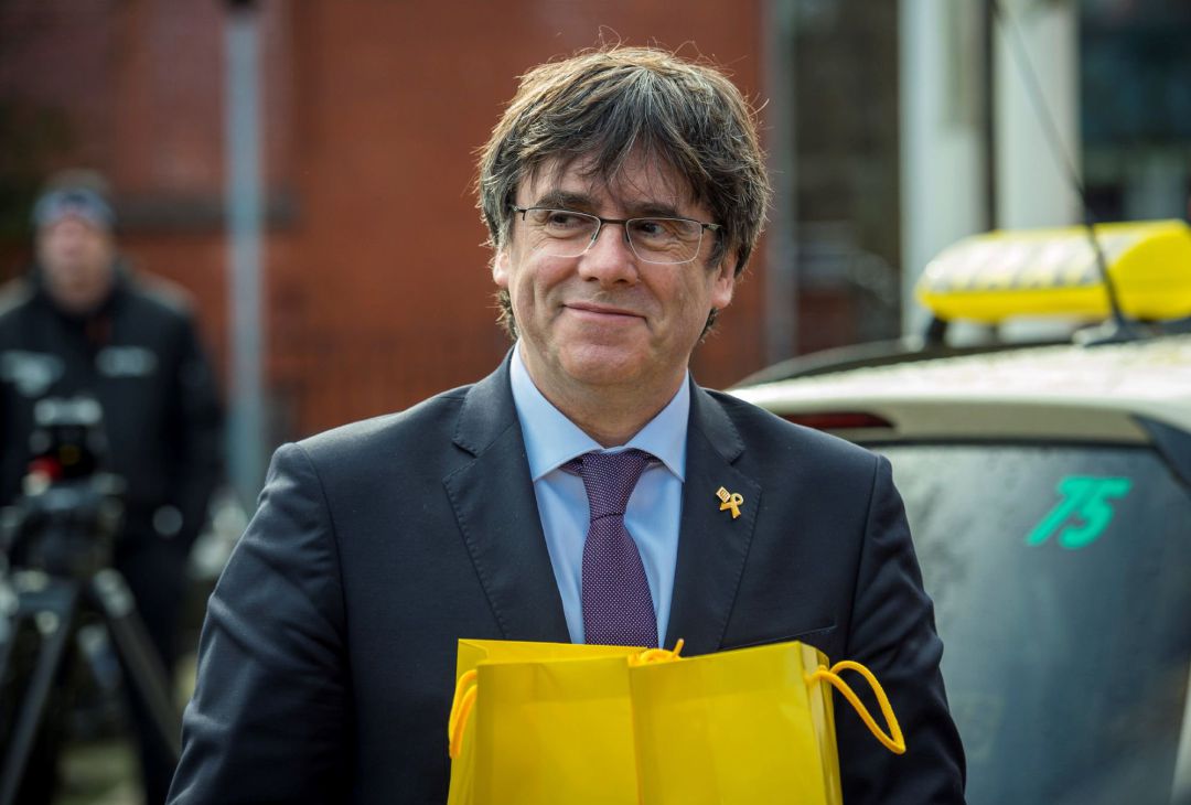 El expresidente de la Generalitat Carles Puigdemont sonríe a su llegada a la prisión de Neumünster (Alemania) El expresidente de la Generalitat Carles Puigdemont sonríe a su llegada a la prisión de Neumünster (Alemania)